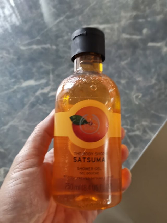 香味自然好闻，泡沫不算丰富，洗后感觉皮肤