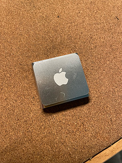 都在看新品，我确拿起老品（iPod shuffle）