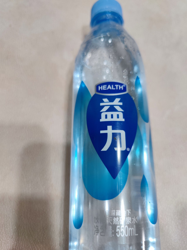 别看是普通矿泉水，喝着还挺舒服的
