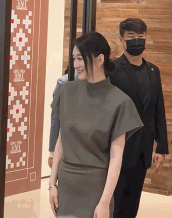 46岁的李小冉和曾黎！又美又辣还会穿，老天爷赏饭吃罢了！