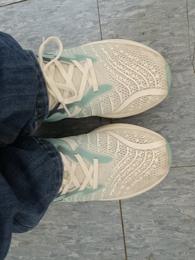 穿着挺舒服的，透气。穿在脚上感觉特别好看