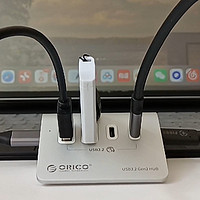 对于iPad Pro、MacBook，搭配ORICO奥睿科4口USB3.2集线器，可方便多USB设备使用