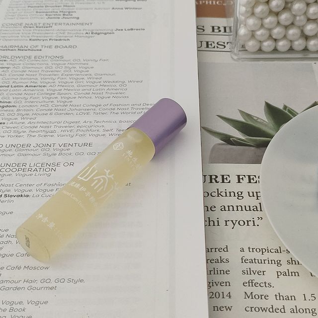 精致女孩连手都是嫩嫩的
