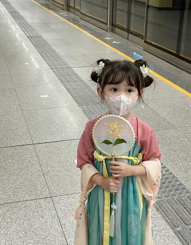 论人类幼崽能有多可爱，萌娃穿汉服坐地铁萌到心化！小朋友可以穿汉服吗？