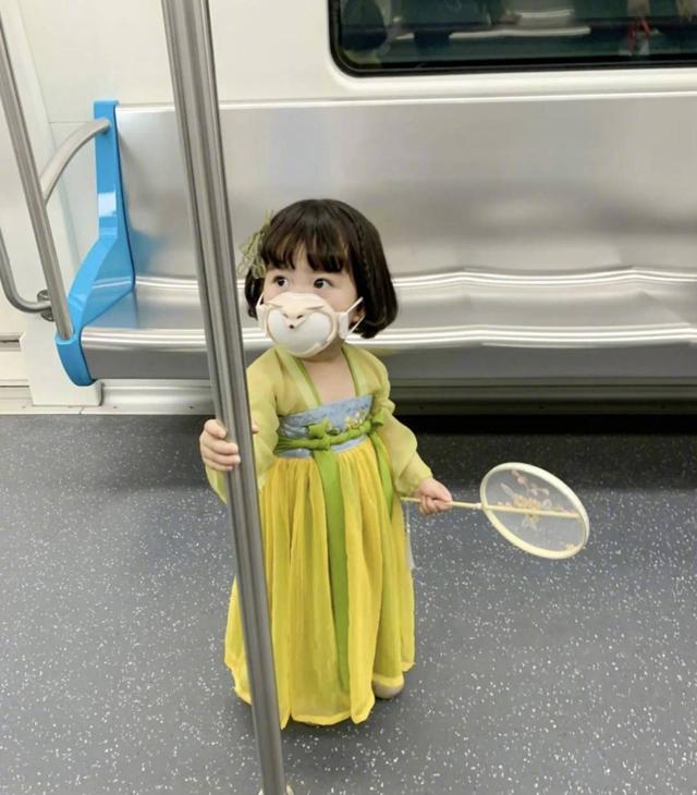 地铁里的汉服小妹妹图片
