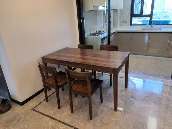餐桌非常好，很结实，客服云霄服务不错哈