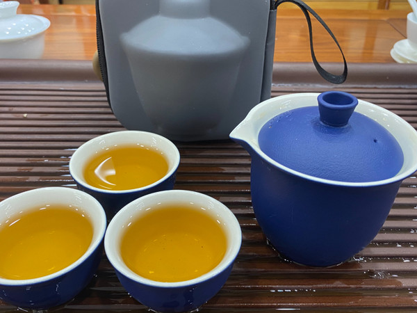 在“李亚鹏”直播间花了29元买了一套茶具