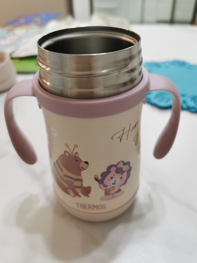 
宝宝特别喜欢膳魔师的保温杯，从小就爱用