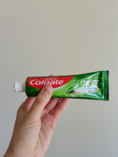 冰爽十足的高露洁牙膏，给你超清新的体验！