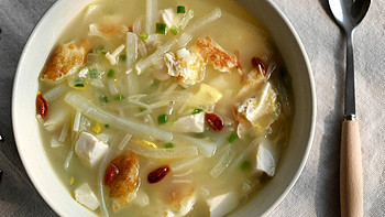 美食日记 篇十：天气要变冷了，多给家人做这道萝卜丝汤，汤浓白味鲜美，营养又好喝 