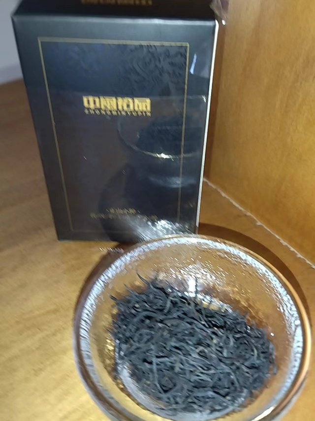 今天茶叶到货了，打开看了一下，芽叶完整，