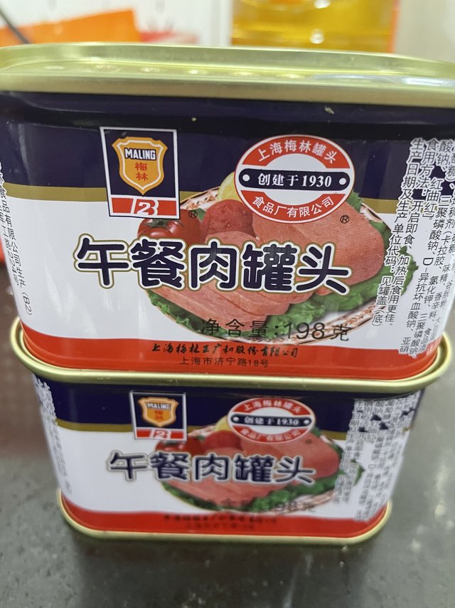 猪肉涨价前囤午餐肉罐头