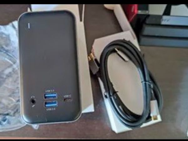接口齐全的桌面扩展坞