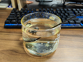 用喜欢的杯子喝水，白开水也是甜的