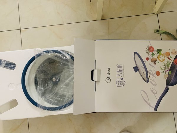 之前冲着颜值买了白色的锅，好快就脏了，但
