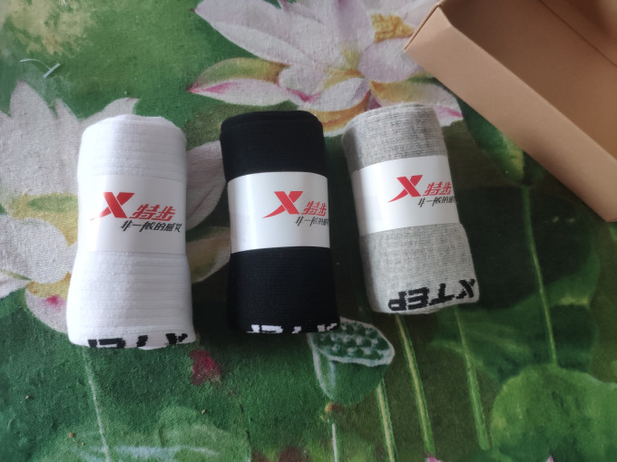 特步袜子