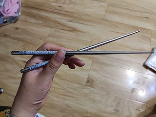 餐桌上的不锈钢折叠筷子
