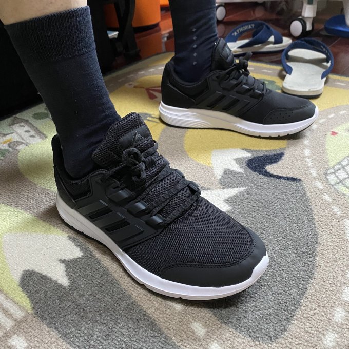 阿迪达斯跑鞋