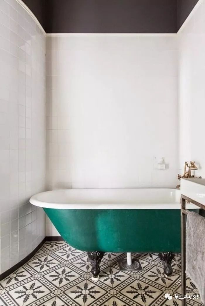 浴缸和花砖作为主体，其次才是墙面小白砖