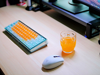 把清凉橙汁铺满指尖，带给你夏天的味道