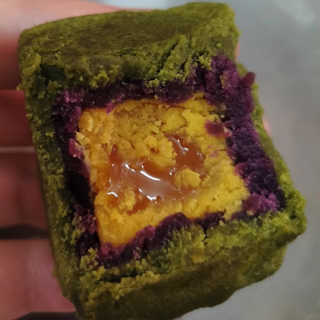 哇哇哇！是会流心的茶月饼！！