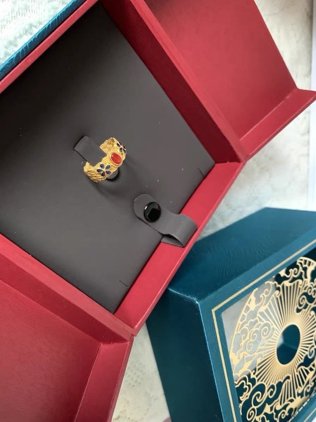 复古的黄金戒指太好看了