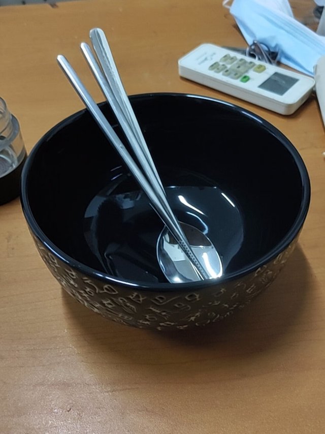 碗口光滑圆润的面碗