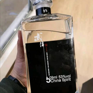 有些白酒为什么黄的那么快？