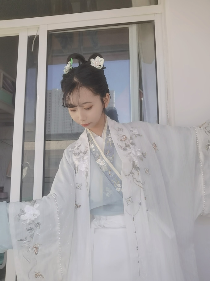 白鹿时汉服