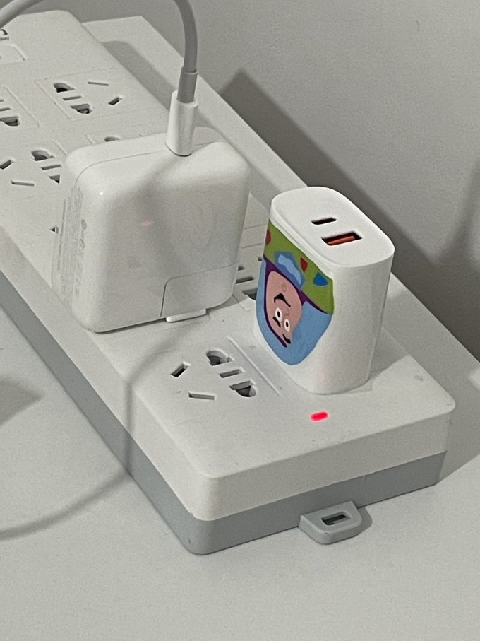 巴斯光年充电器