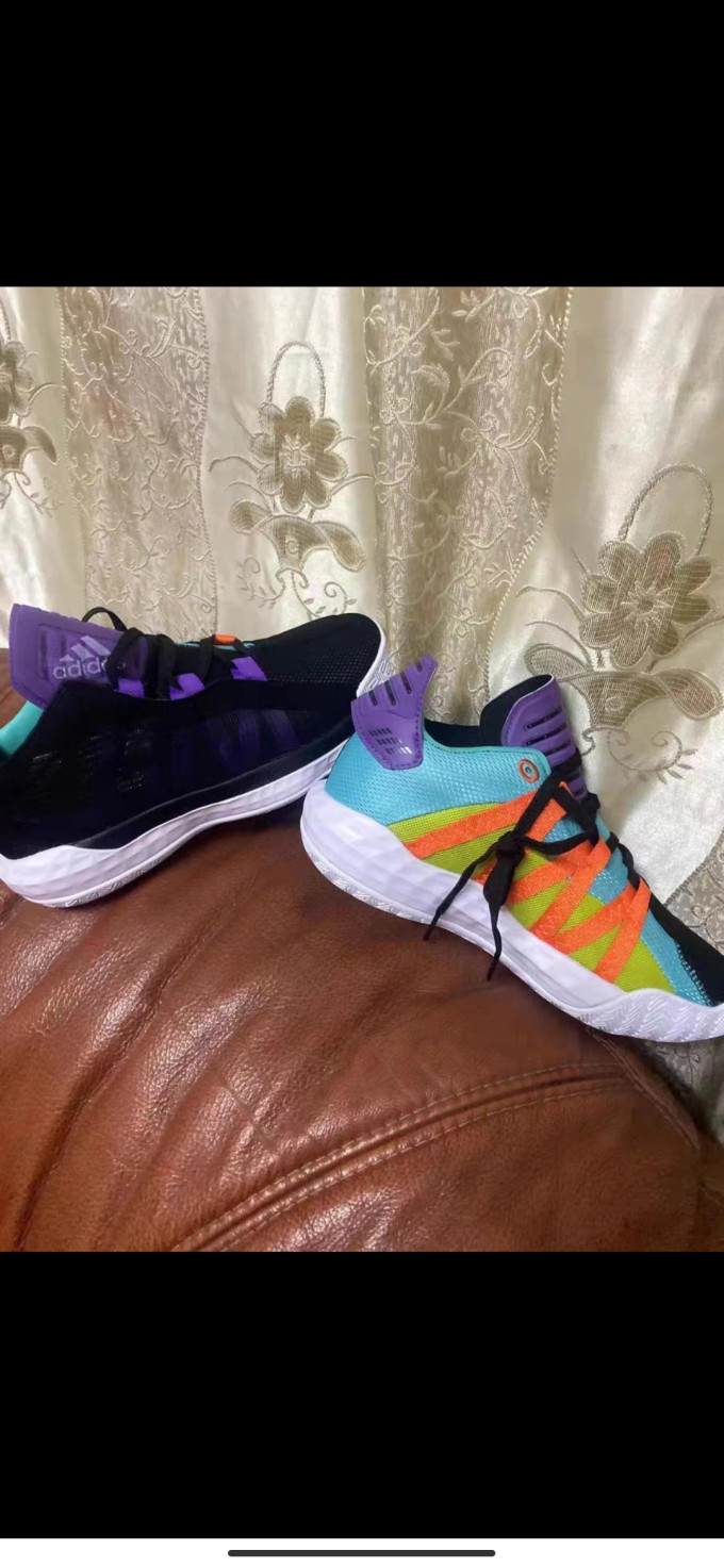 阿迪达斯休闲运动鞋