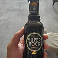 易拉罐式的瓶装啤酒，超级波克黑啤