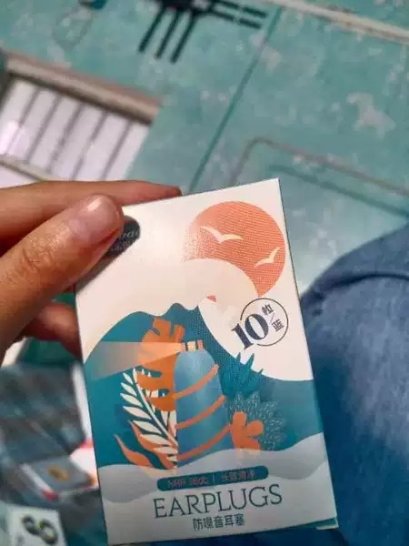 耳塞很柔软不涨耳舒适性和隔音效果好