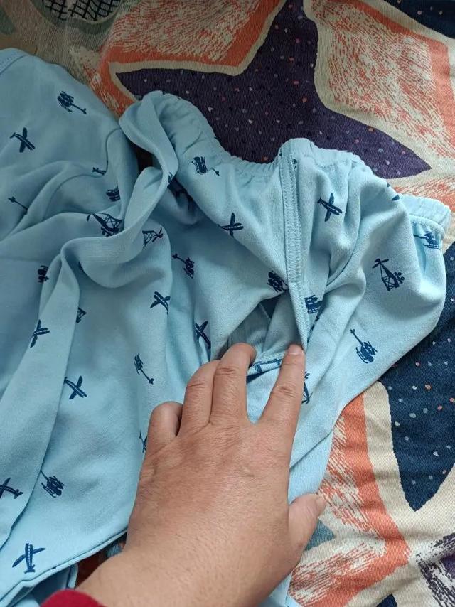 衣服质量摸感很好，纯棉