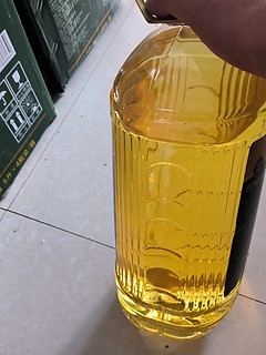 一级菜籽油，油色金黄透光