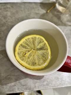 闲暇时泡一杯柠檬🍋可以让自己多喝水 