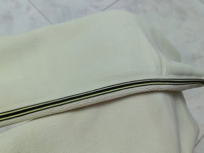 里面绒很舒服，面料是那种光滑面料不易粘毛