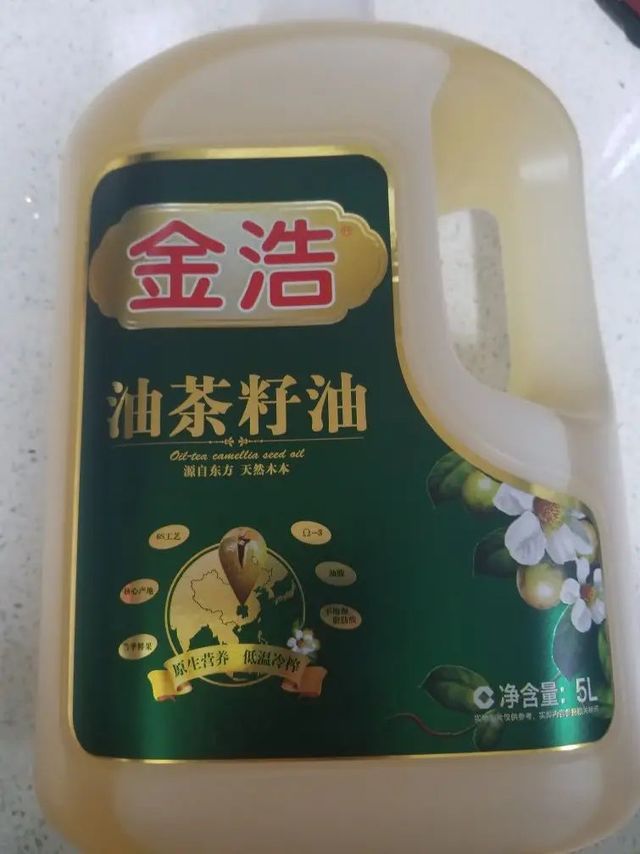 金浩低温压榨茶油，茶油清澈