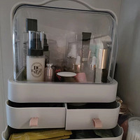 化妆品统一整理在盒子里，整洁漂亮了！