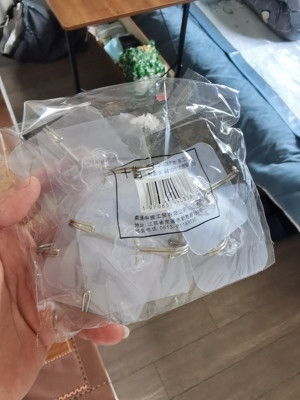颜色是白色的，质量特别好，很方便