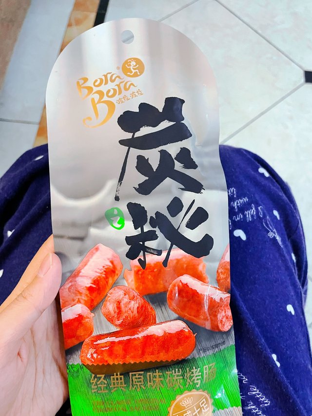 一口一个碳烤肠，皮弹肉厚