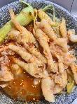 蒜香味很不错，无骨鸡爪肉质饱满，吃着很筋