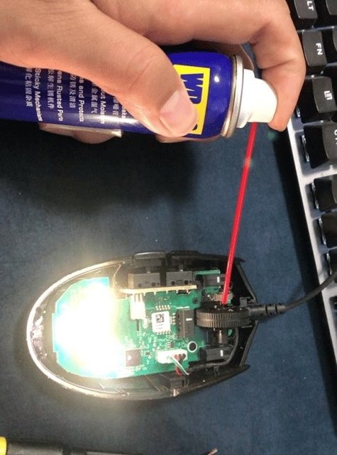 主任鼠标的滚轮不灵了，WD40浅喷一下看如何~~
