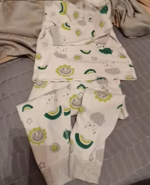 面料很舒服，都是无骨设计宝宝穿着舒服
