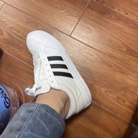阿迪达斯帆布小白鞋