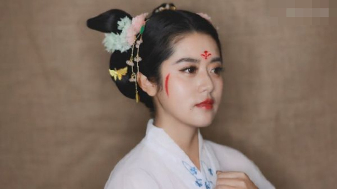 68个易拉罐做套头饰,坚果壳做成黄金甲…她用触手可及的“垃圾”,打造精美绝伦的国风视觉盛宴