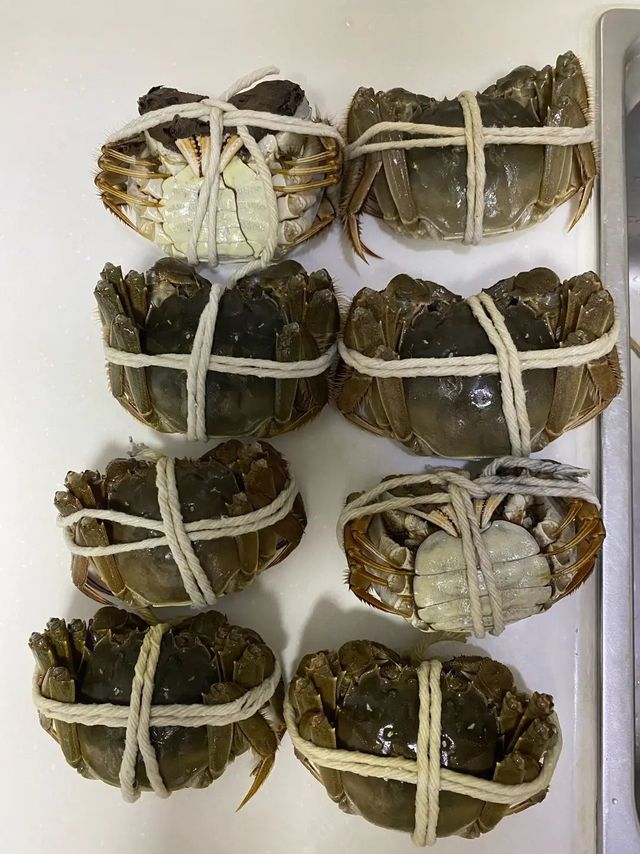 这个季节吃大闸蟹是非常幸福的一件事情