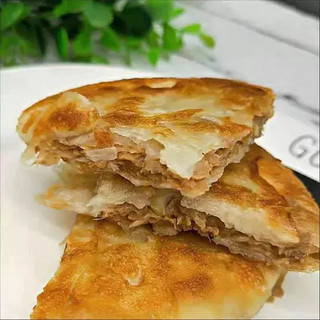 这个馅饼是有酥皮的，吃起来很美味