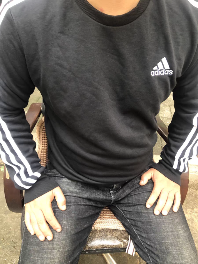 阿迪达斯运动卫衣