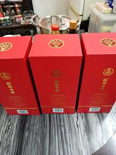 五粮液的福禄寿喜酒美观大方，喜庆